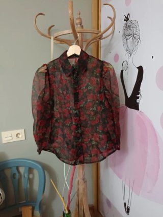 Blusa Stradivarius floral transparente Talla S