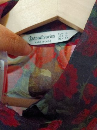 Blusa Stradivarius floral transparente Talla S