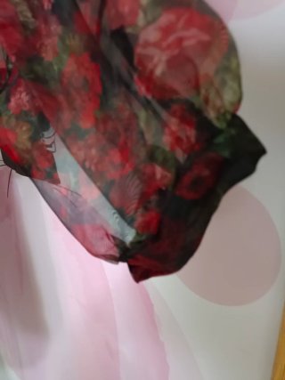Blusa Stradivarius floral transparente Talla S