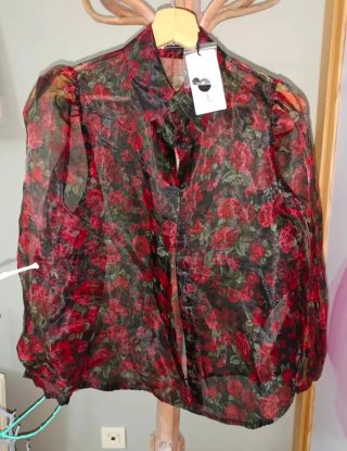 Blusa Stradivarius floral transparente Talla S
