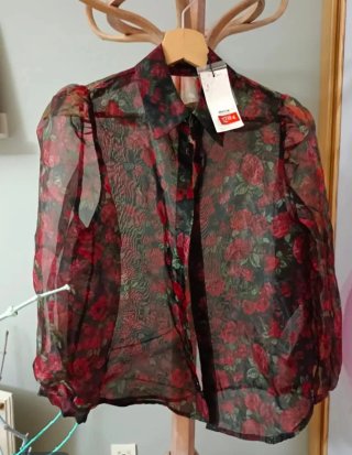 Blusa Stradivarius floral transparente Talla S