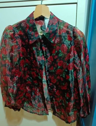 Blusa Stradivarius floral transparente Talla S