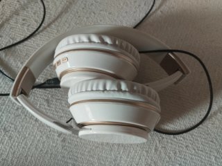 Auriculares blancos y dorados