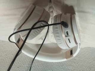 Auriculares blancos y dorados