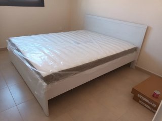Cama de matrimonio sin estrenar y colchón y 2 mesi