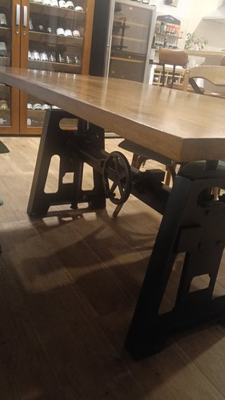 Mesa comedor artesana de estilo industrial