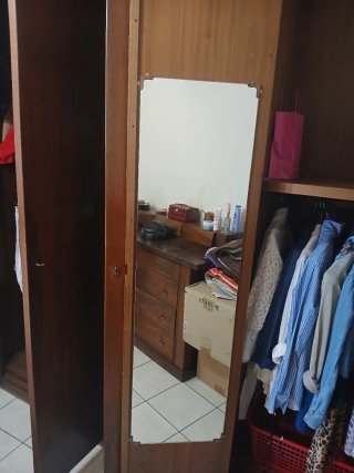 Armadio in legno noce 4 ante con cassetti interni.