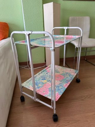 Mesa auxiliar plegable con ruedas
