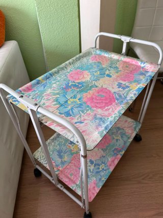 Mesa auxiliar plegable con ruedas