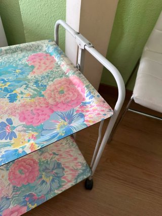 Mesa auxiliar plegable con ruedas