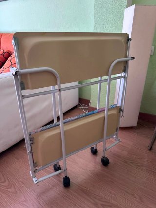 Mesa auxiliar plegable con ruedas