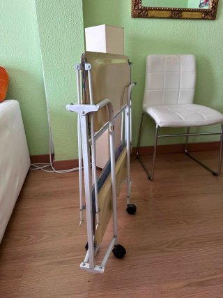 Mesa auxiliar plegable con ruedas