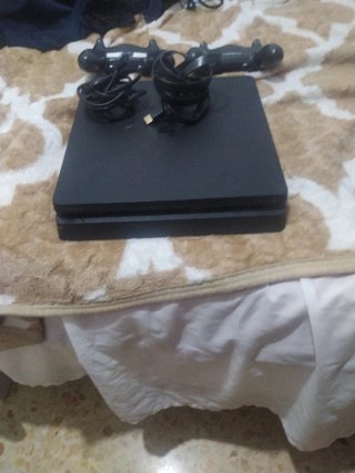 PS4 Slim, 2 mandos y fifa dentro que funciona.