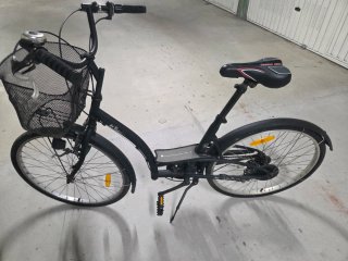 Bicicleta de paseo negra con cesta
