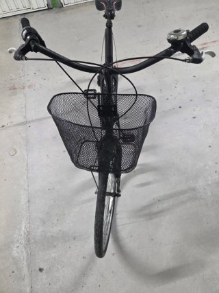 Bicicleta de paseo negra con cesta