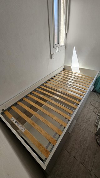 Cama con almacenaje color blanco
