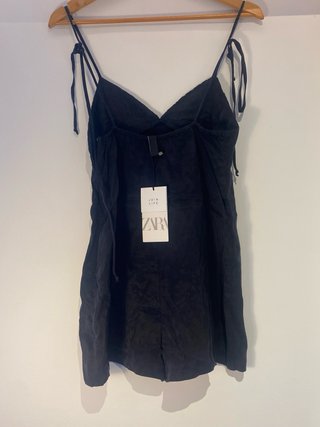 Mono corto negro Zara tirantes escote pico.