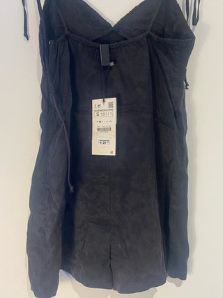 Mono corto negro Zara tirantes escote pico.