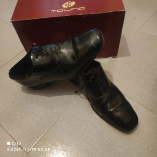 Zapatos de vestir negros, y sula de cuero