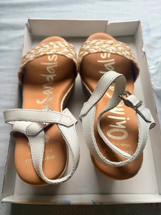 Sandalias cuña piel blancas y beige