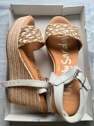 Sandalias cuña piel blancas y beige