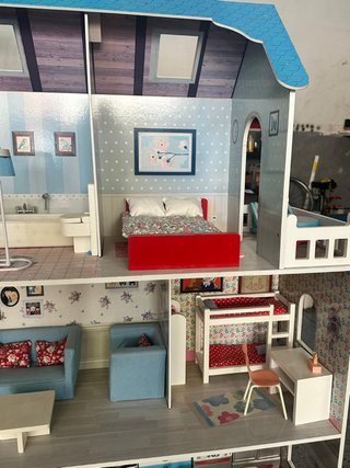 Casa de muñecas de madera