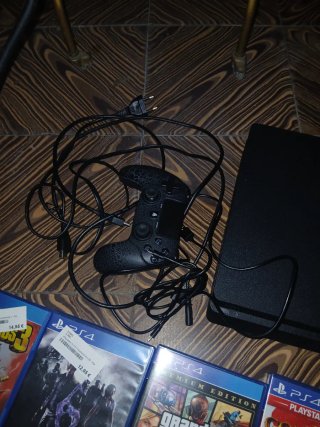 PS4 Negra + 5 Juegos + Mando