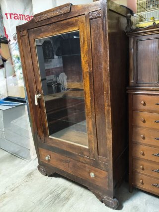 Vitrina de madera con puerta de cristal