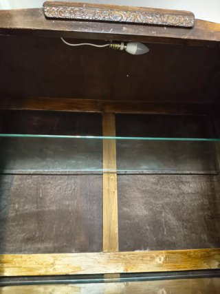 Vitrina de madera con puerta de cristal
