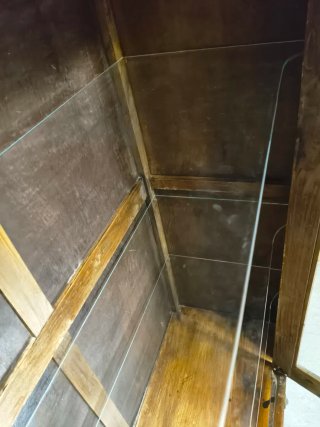 Vitrina de madera con puerta de cristal