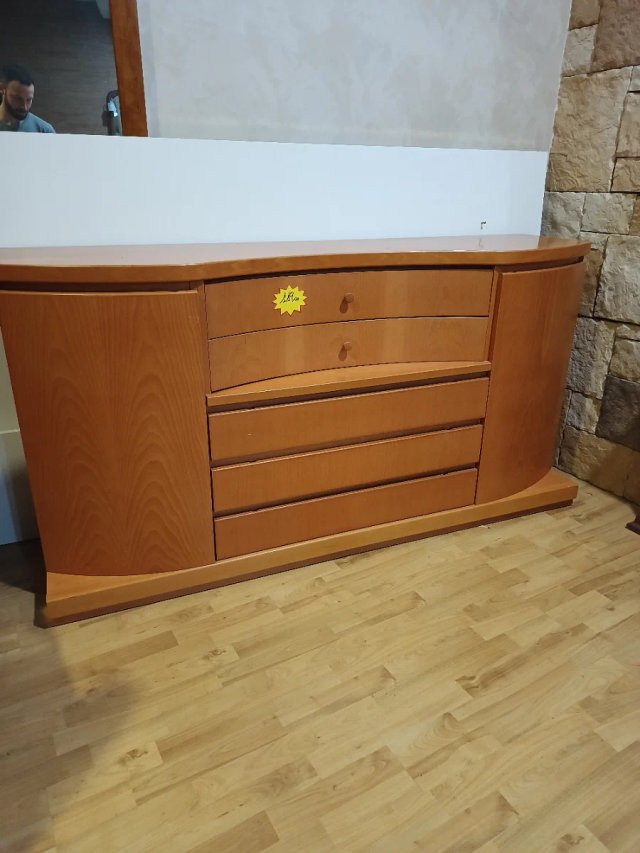 Mueble de madera marrón