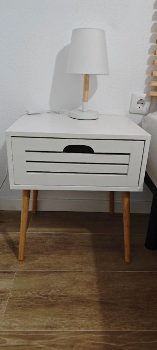 Mesita de noche blanca con patas de madera