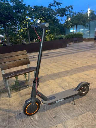 Patinete eléctrico negro