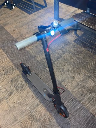Patinete eléctrico negro