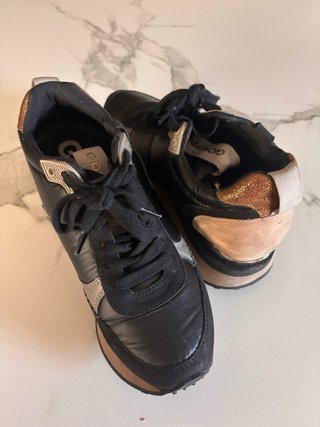 Deportiva de vestir negra