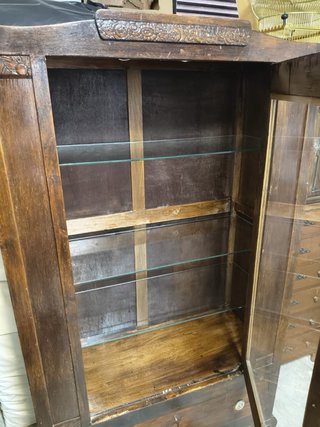 Vitrina de madera con puerta de cristal