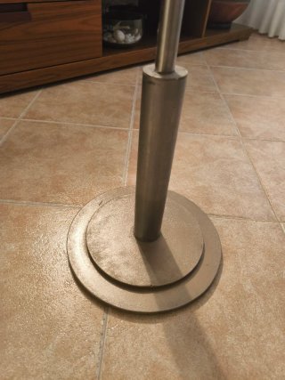 Lámpara de pie artesanal de metal