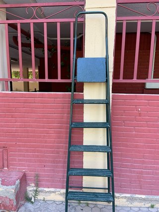 Escalera alta peldaños de madera.