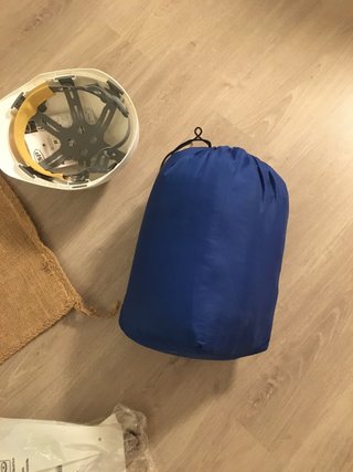 Casco obra, saco café Brasil, toalla, sartén