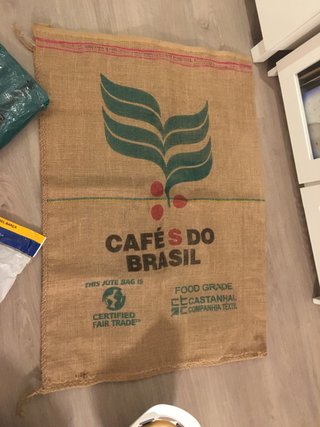 Casco obra, saco café Brasil, toalla, sartén