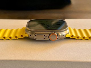Apple Watch Ultra con pulsera Ocean amarilla