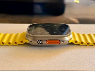 Apple Watch Ultra con pulsera Ocean amarilla
