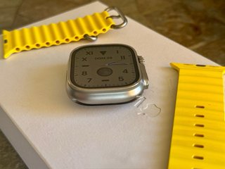 Apple Watch Ultra con pulsera Ocean amarilla