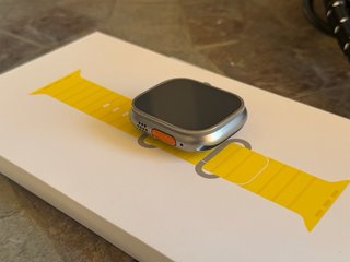 Apple Watch Ultra con pulsera Ocean amarilla
