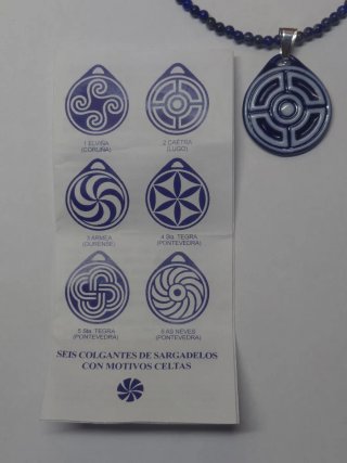Colgante celta de sargadelos y collar lapislazuli