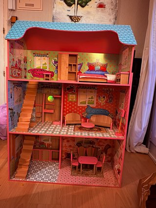 Casa de muñecas con muebles