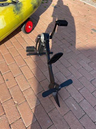 Kayak da pesca con pedali, accessori inclusi