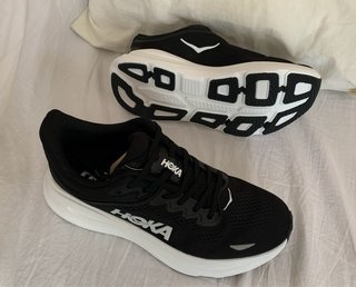 Zapatillas Hoka Negras y Blancas
