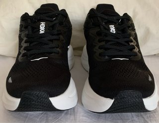Zapatillas Hoka Negras y Blancas