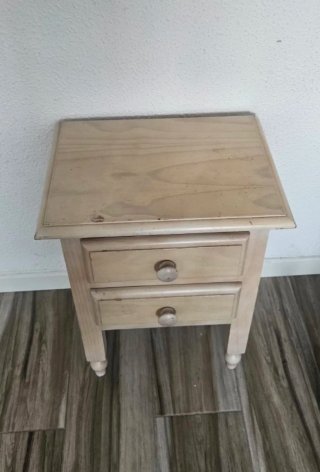 Mesita de noche de madera